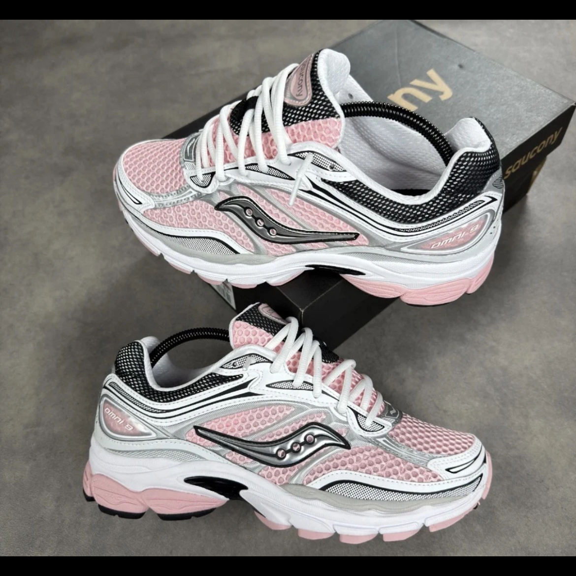 Saucony ProGrid Omni 9 - ''Pink/White Touch''